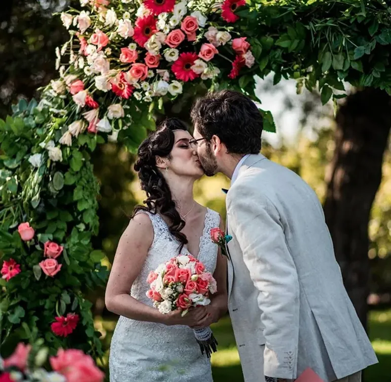 arreglo floral de florería en Santiago para boda elegante